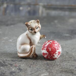 Adorable Cat and Yarn Ball Salt and Pepper Shakers, vintage